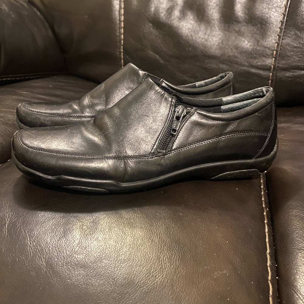 Easy Spirit Women's Loafer Sz 8 black with small side zipper